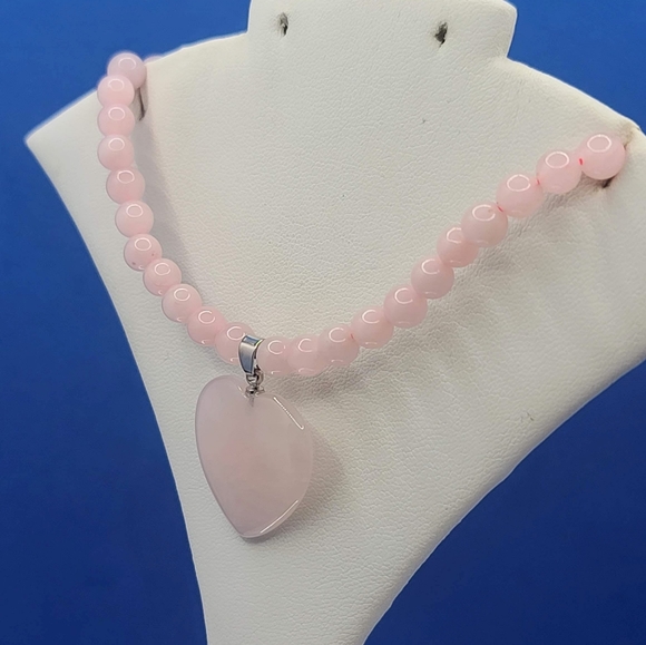 NWT Rose Quartz Beaded Necklace with Heart Pendant - Picture 4 of 11